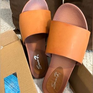 Women’s brown slide